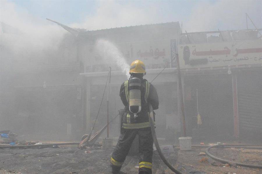10 Copy 2 29 - الدفاع المدني  ..حريق في محل تجاري بسوق البوادي بجدة.. فيديو