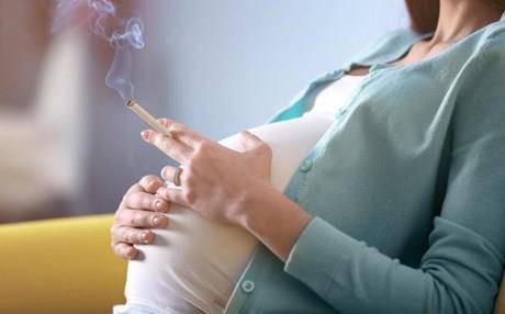 10 Copy 2 32 - تدخين الأمهات أثناء فترة الحمل يزيد خطر إصابة أطفالهن بالسمنة