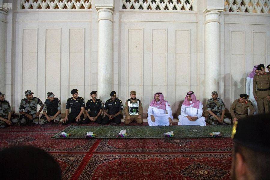 7d0c3c3415 - أمير المدينة يشيد بدور رجال الأمن في المسجد النبوي