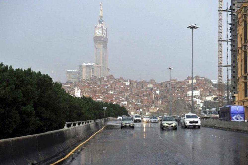 855352 - هطول أمطار غزيرة على مكة.. و«911»: الحيطة والحذر