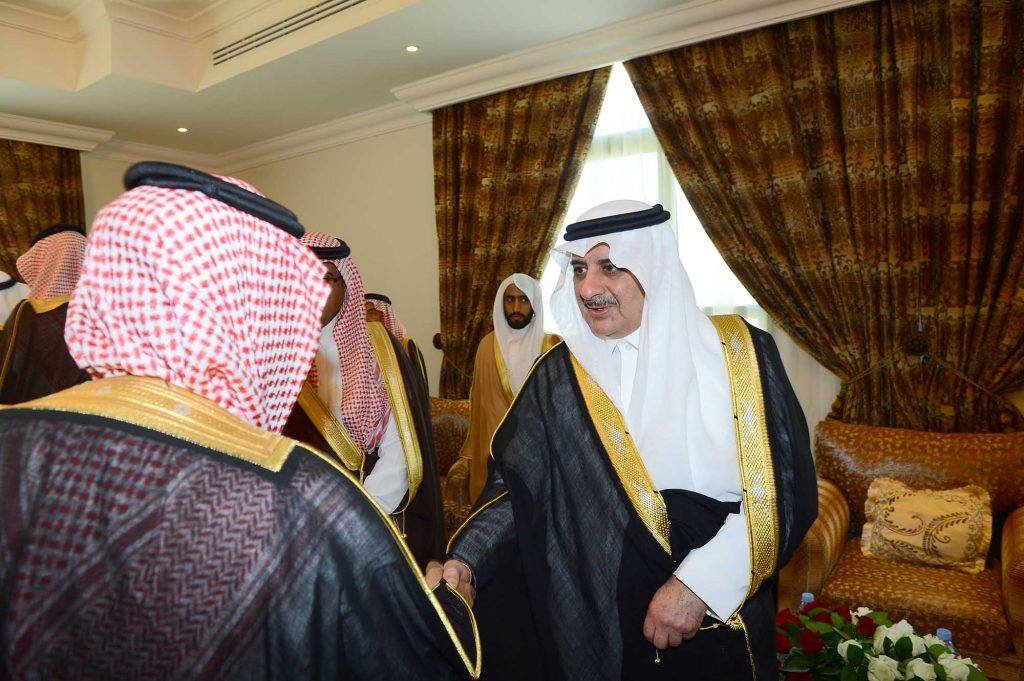 أمير تبوك يلتقي أهالي محافظة الوجه