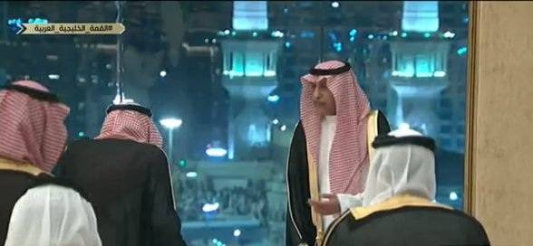 oHMujxXB8AmXBZ5k - بالفيديو.. صورة تذكارية للملك سلمان مع قادة الخليج أمام الحرم المكي