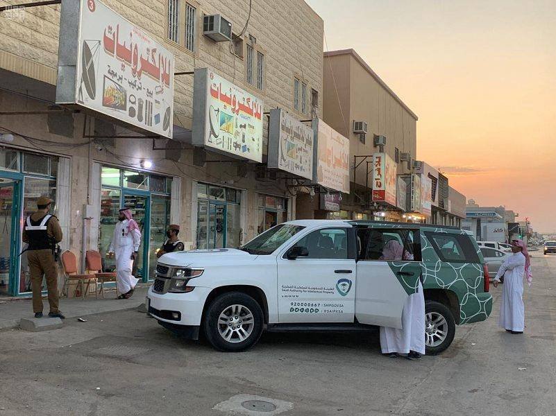 000 7681003351569774018483 - الملكية الفكرية .. تضبط المحلات التجارية المنتهكة للحقوق