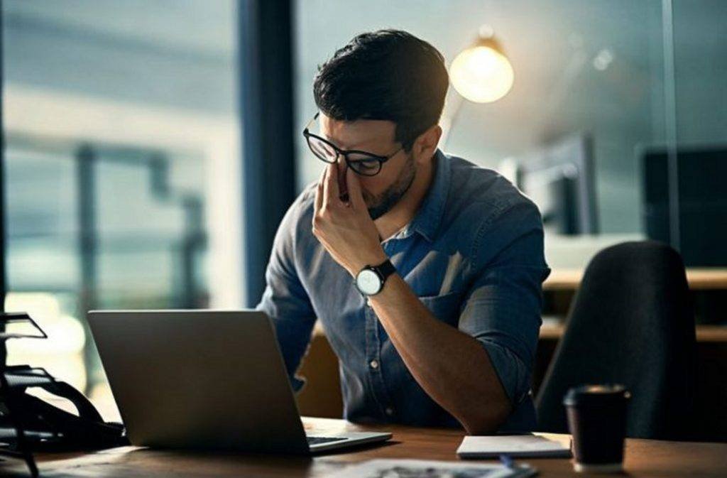 كيف تحمي عينيك من الضرر الناجم عن استخدام الهواتف الذكية ! كيف تحمي عينيك من الضرر الناجم عن استخدام الهواتف الذكية !