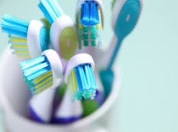 أخطاء نرتكبها عند تخزين فرشاة الأسنان !