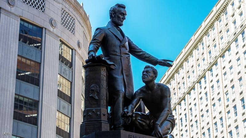 1 1403709 - بوسطن:تزيل تمثال يجسد الرئيس الأميركي الأسبق أبراهام لنكولن
