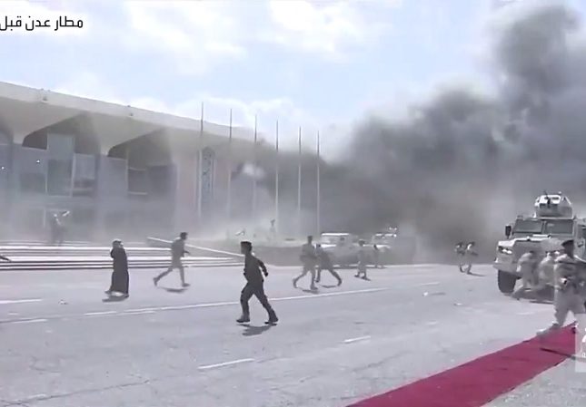 77277 52 645x449 1 - مقاطع فيديو شاهد استهداف وزراء الحكومة اليمنية الجديدة بـ3 قذائف هاون لحظة وصول طائرتهم في مطار عدن