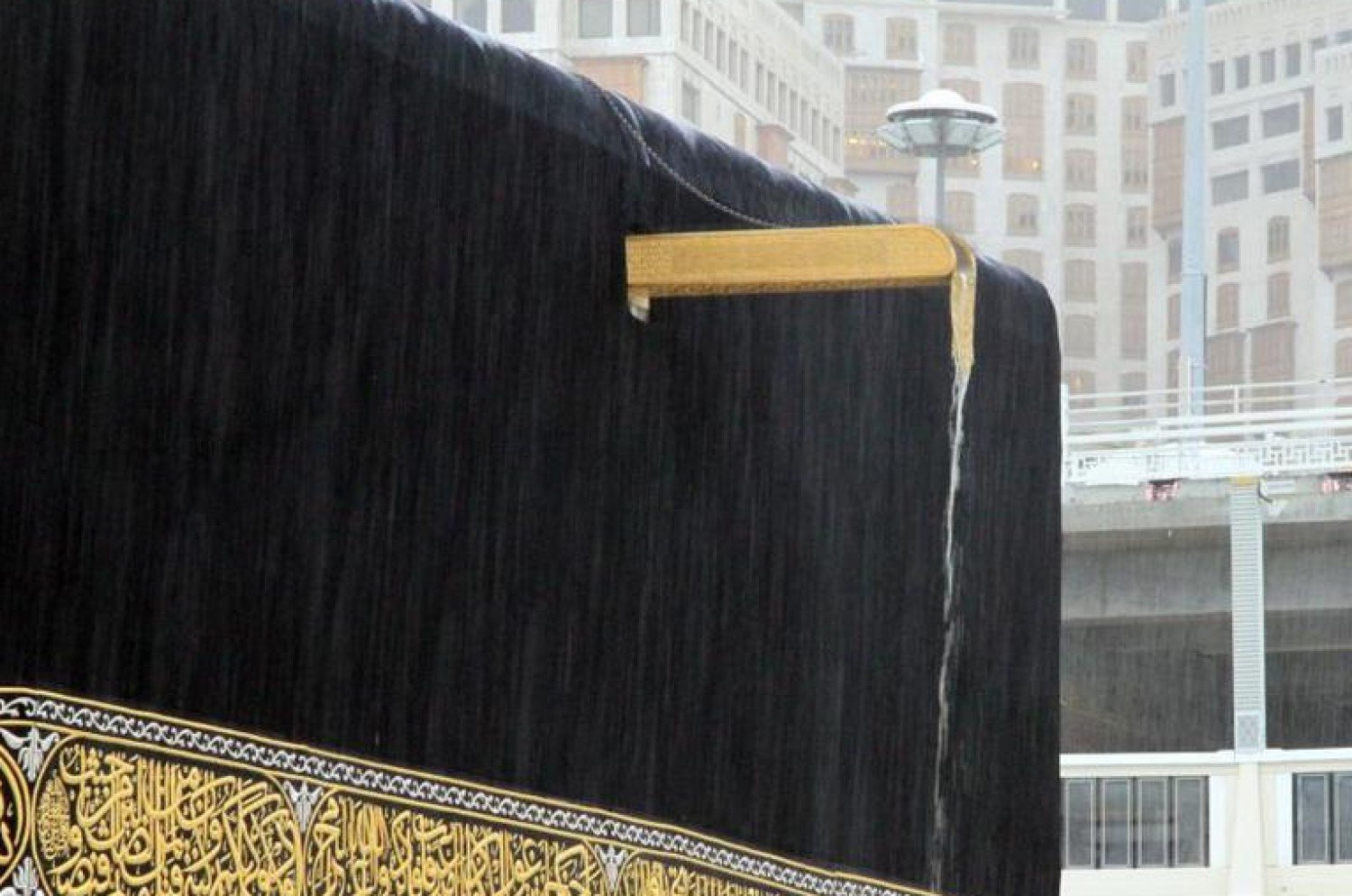 تنزيل 1 12 - تحت زخات المطر الغزيرة.. راكعون ساجدون في صحن الحرم المكي (فيديو)