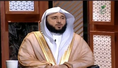 حكم الدعاء بغير العربية في الصلاة .. السلمي يوضح