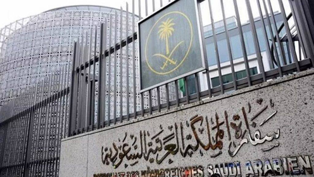 تنبيه من سفارة المملكة في موسكو للمواطنيين السعوديين بتقييد رحلات الطيران مؤقتًا تنبيه من سفارة المملكة في موسكو للمواطنيين السعوديين بتقييد رحلات الطيران مؤقتًا