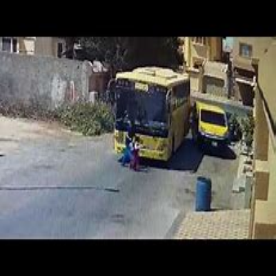 نجاة طفلة من الدهس إثر تجاوز مركبة حافلة مدرسية