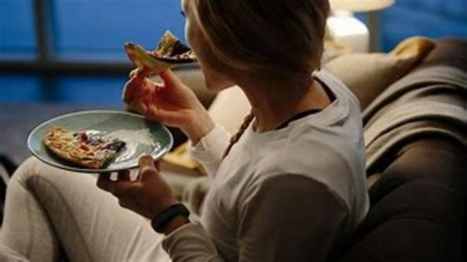 تعرف على الآثار المترتبة على الأكل في ساعات متأخرة - تعرف على الآثار المترتبة على الأكل في ساعات متأخرة