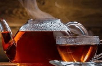 أسباب تبعدك عن شرب الشاي الساخن على معدة فارغة