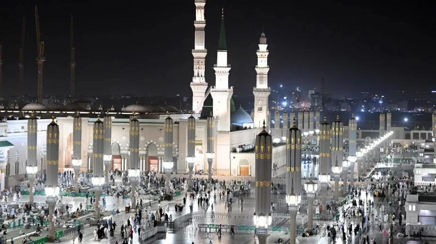 أذان المسجد النبوي بين الماضي والحاضر e1742854622727 877x492 1 - تدشين تطبيق المساعد الذكي الإثرائي لخدمة ضيوف الرحمن بالذكاء الاصطناعي بالمسجد النبوي