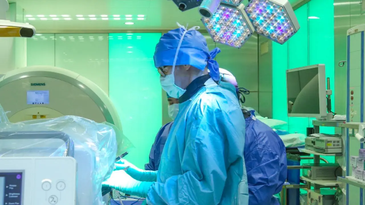 WhatsApp Image 2025 05 24 at 10.54.22 - مستشفى الملك فيصل التخصصي ينجح في أول عملية لزراعة جهاز ذكي داخل الدماغ